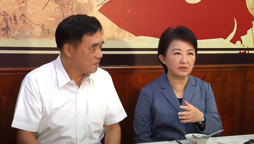 影/合體郝龍斌吃播台中小吃！盧秀燕驚爆：他2個第一次都獻給我