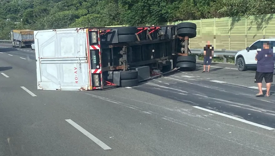 影/國3「大貨車翻覆」橫堵3車道！傷亡暫不明現場塞爆