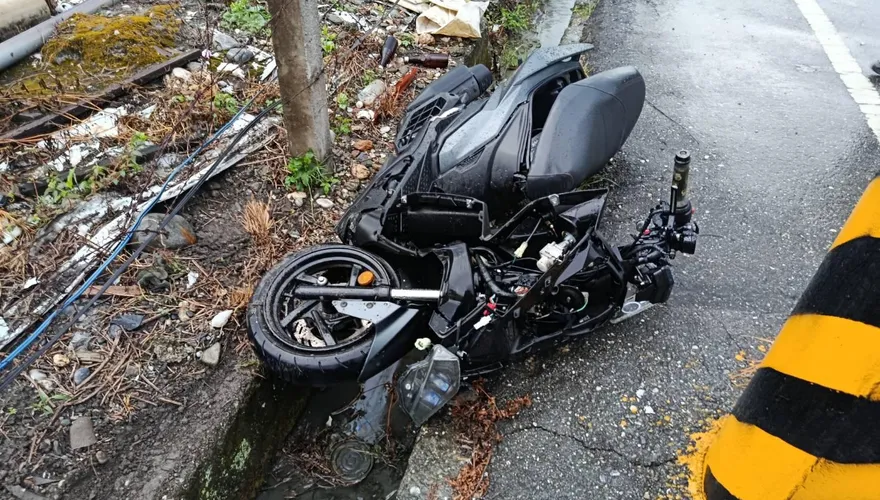 影/花蓮吉安清晨恐怖車禍　機車自撞電線桿1死1重傷