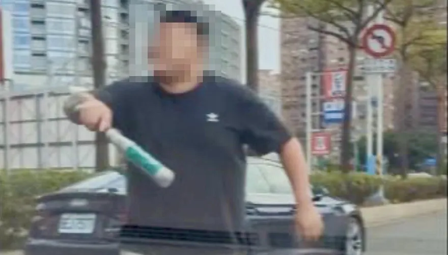 影/淡水賓士男攔車揮球棒嗆聲　警循線逮人送辦