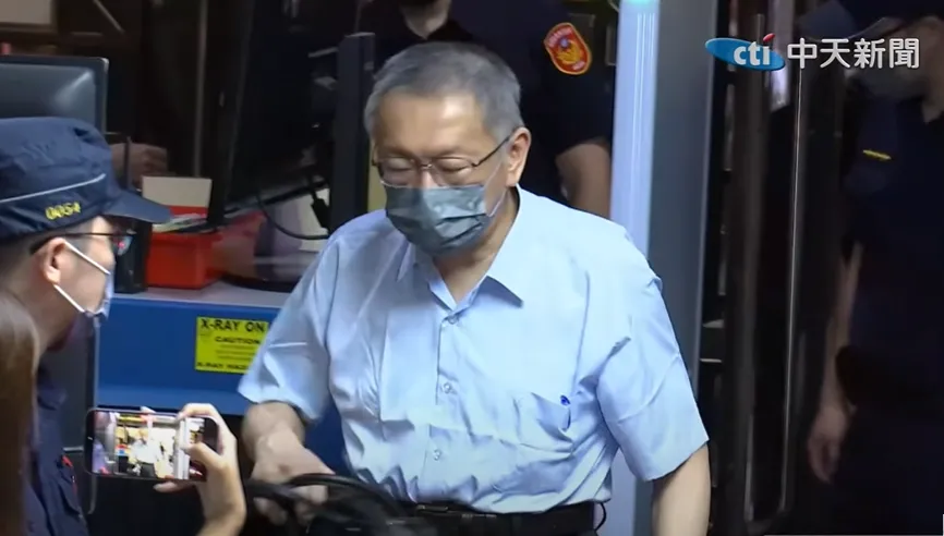 影/柯文哲重病現身！感冒+帶狀疱疹　出庭戴口罩咳嗽不停