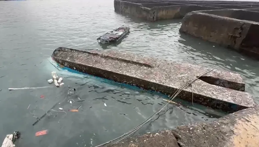 影/樺加沙掀巨浪！金樽漁港「漁船慘翻覆」　貨輪鐵皮毀損