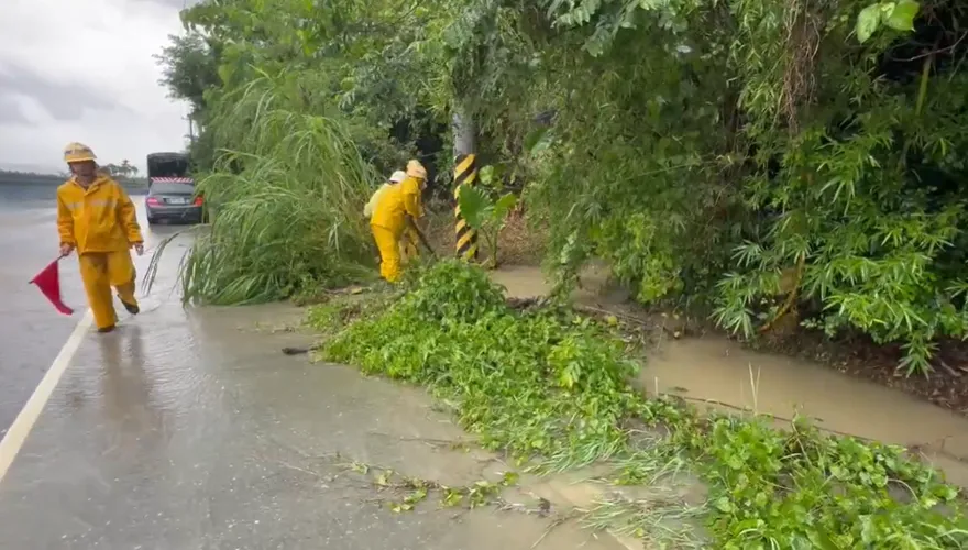 影/樺加沙豪雨狂灌！台9線「安通路段」湧土石泥流