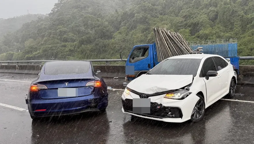 天雨路滑！國1泰山段3車追撞　特斯拉男等救援遭撞骨折