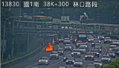 影/國1林口段自小客陷火海　車上2人急跳車幸無傷