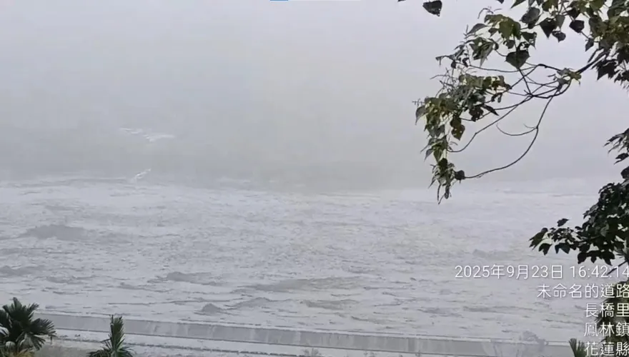 影/馬太鞍溪堰塞湖第二波溢流到　泥流怒吼宛如黑龍