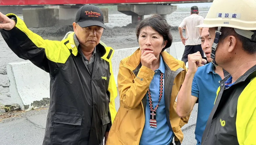 馬太鞍溪堰塞湖溢流沖毀大橋！饒慶鈴下令全力馳援花蓮