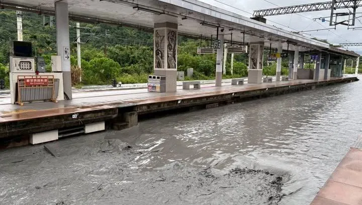 馬太鞍溪堰塞湖溢流！光復車站淹水　人員緊急前往2樓避難