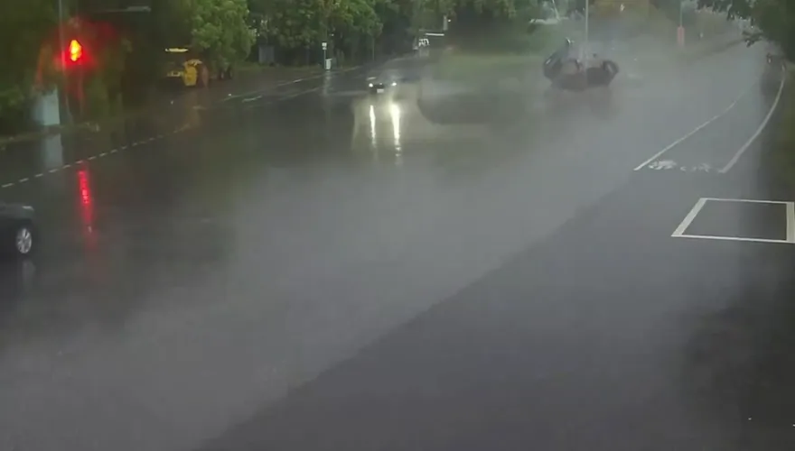 影/警車雨中失控畫面曝！一個打滑撞擊瞬間　釀1死2傷意外