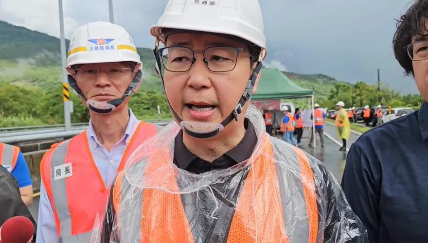 馬太鞍溪橋遭沖毀　交通部長陳世凱：10/15前做好便橋