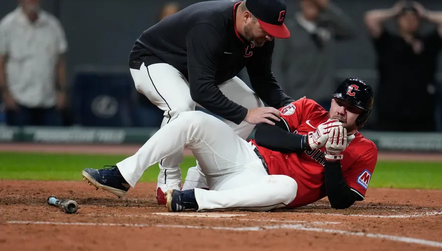 MLB/驚！160公里火球擦棒「臉濺血」　守護者DH倒地送醫
