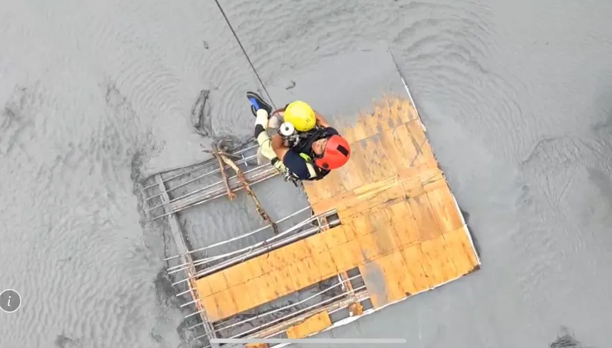 好消息！馬太鞍溪堰塞湖溢流　空勤隊吊掛救出7人