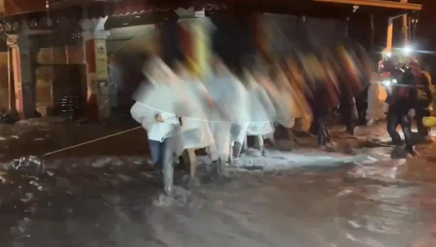 影/花蓮光復高職淹水200人受困　凌晨搜救人員協助撤離