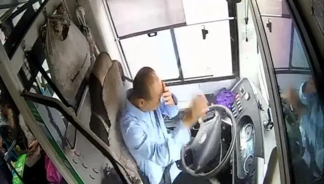 影/飛天鋼筋砸破擋風玻璃　陸公車司機「雙眼噴血」冷靜停車