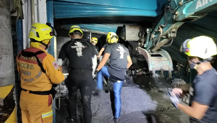 影/台中消防局跨縣市馳援花蓮　35名特搜隊徹夜救援
