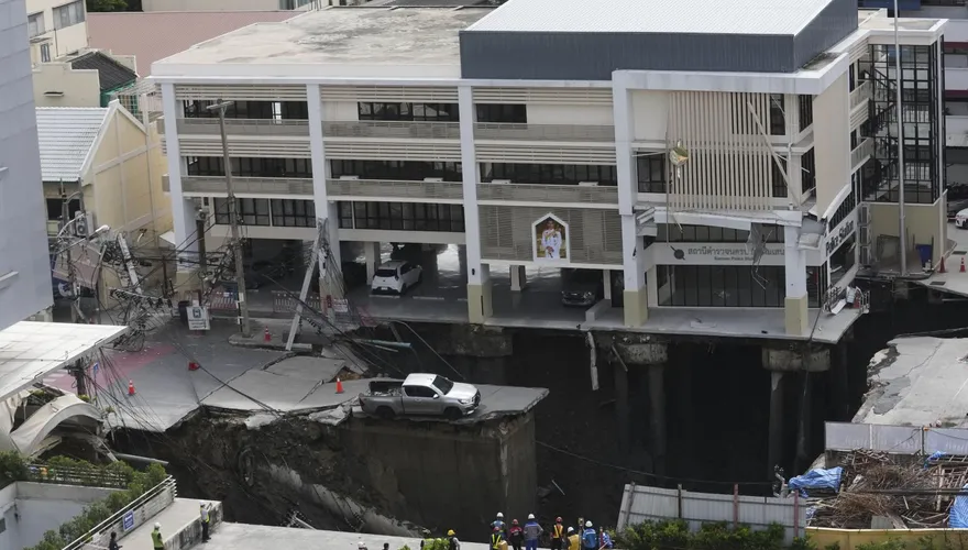 曼谷市區突現「天坑」持續擴大！受災建築地基外露、搖搖欲墜