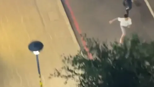 影/警匪追逐全紀錄！失聯移工拒盤查　竟當街脫鞋逃逸