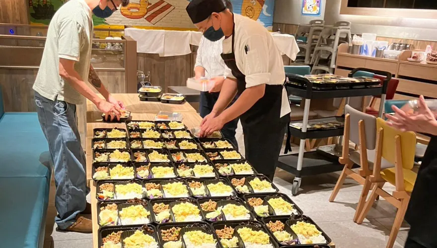 從泥濘中送來熱食！饗賓集團「一車餐盒」陪伴災民度過艱難
