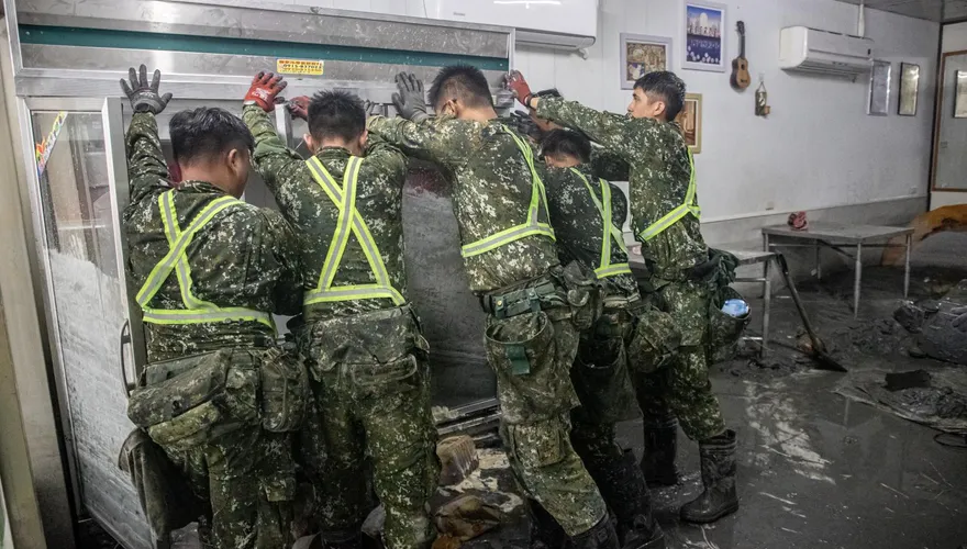 影/大冰箱卡店內！國軍「合力抬」清爛泥　救援畫面曝