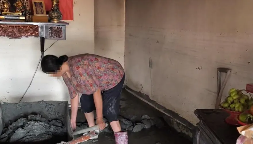 花蓮7旬嬤奮戰滿屋爛泥！腳發炎仍堅持救家園：盼有人幫忙