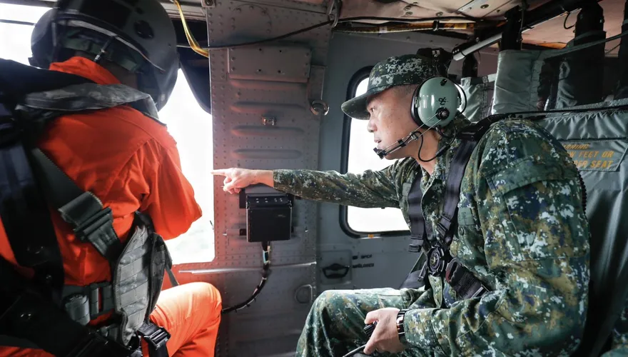 陸軍司令抵花蓮指揮救災！AAV7兩棲突擊車出動跨區增援