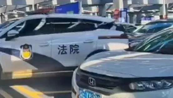 公器私用！陸網友踢爆法院人員開警車逛超市　狂掃牛肉捲、餅乾