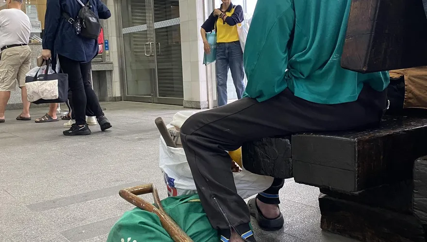 90歲阿公每天帶鏟衝災區！網友狂讚：人間菩薩