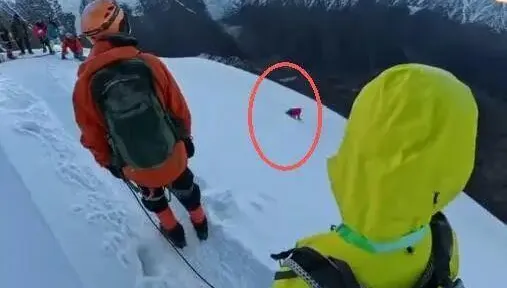 為拍照命沒了！陸男爬雪山「解開安全繩」　5千多米高處墜亡