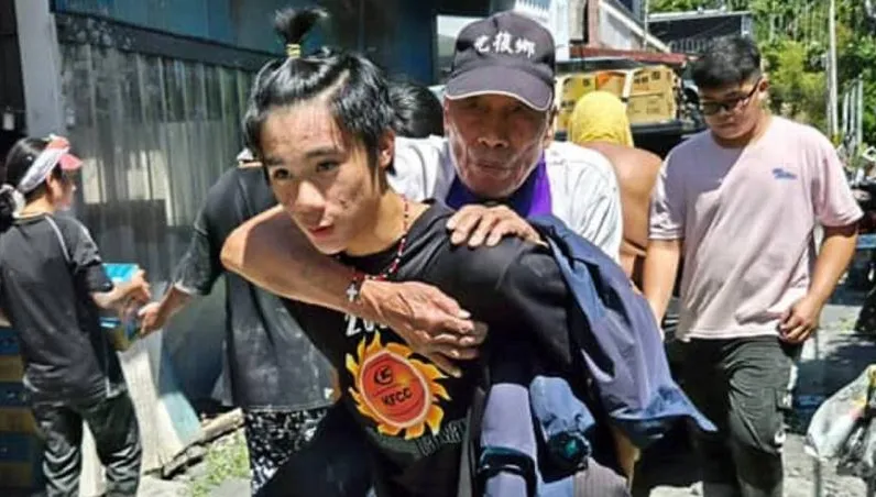 留光復救災！高中生背行動不便老人　網讚：最勇敢勇士