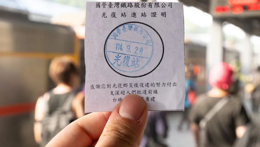 影/光復站「閘門全開」！台鐵禮遇鏟子超人　進站證明暖翻