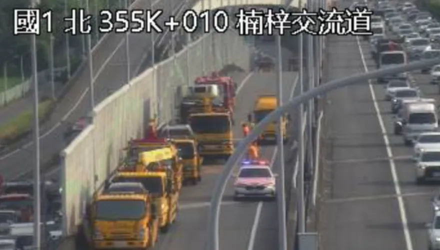 收假注意！國一楠梓交流道5車連環追撞　車流嚴重回堵