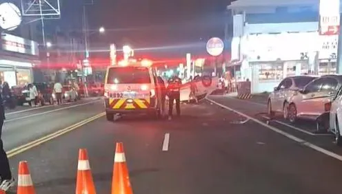 台南新營轎車翻覆四輪朝天　25歲駕駛送醫幸輕傷