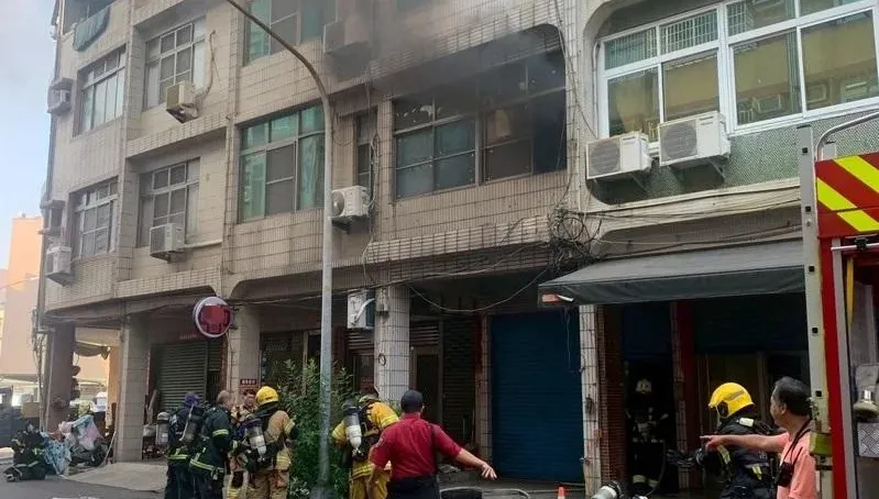 高雄太陽能板廠員工宿舍大火！「往上延燒」驚悚直擊