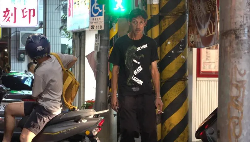 唐治平夜晚遊走北市街頭　身形消瘦變成「皮包骨」