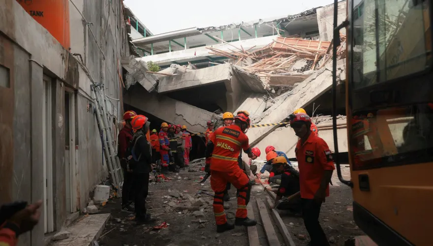 印尼學校驚傳建築物倒塌！13歲少年不幸罹難...65人仍受困