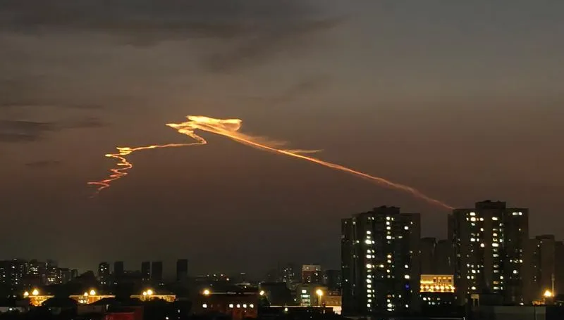 如天上絲路！陸北方天空驚現「神秘光帶」　專家：是火箭雲