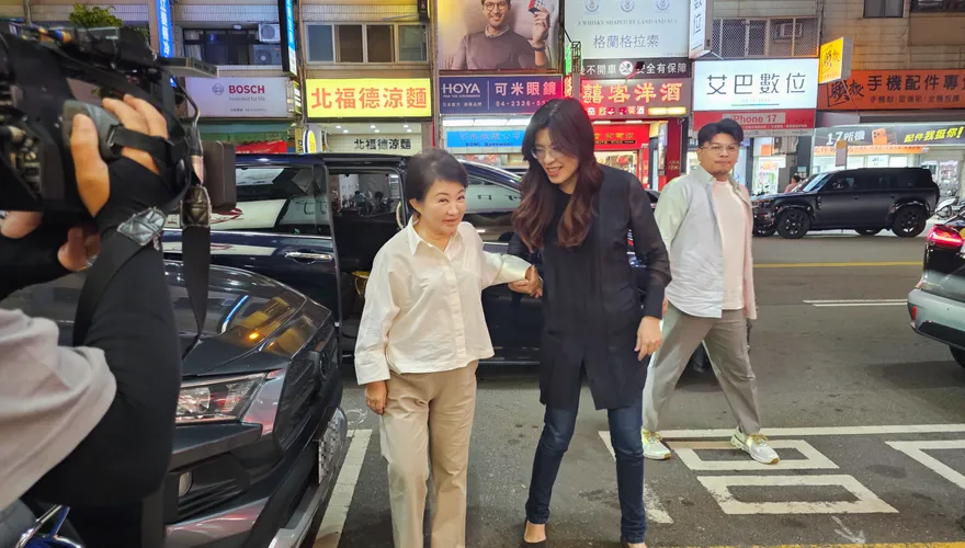 盧秀燕同框鄭麗文「吃播」！讚她個高、嗓門大「戰力超強」