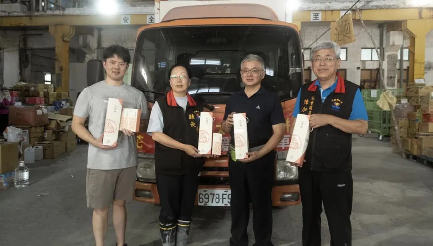 台中業者1日產線捐1.5萬個太陽餅　漏夜親送抵花蓮