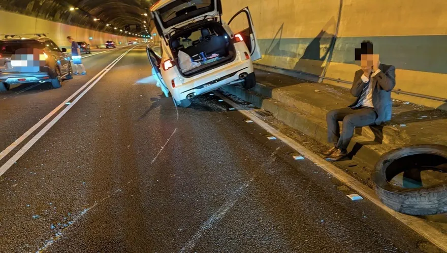 國3木柵隧道轎車自撞內側護欄　輪軸掉落波及1車釀1傷