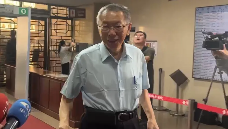 影/京華城案黃景茂作證　柯文哲出庭被問「狗仔跟蹤」笑了！