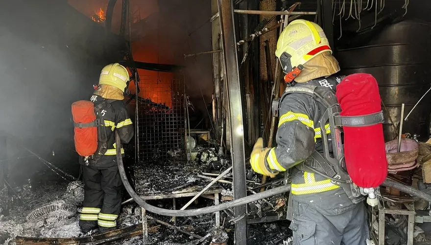 影/屏東市「加油站旁大規模爆炸狂燃」延燒4棟直擊