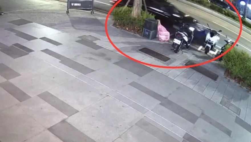 影/新北喪屍男開賓士連撞28車　車子爆胎遭逮起獲毒菸彈