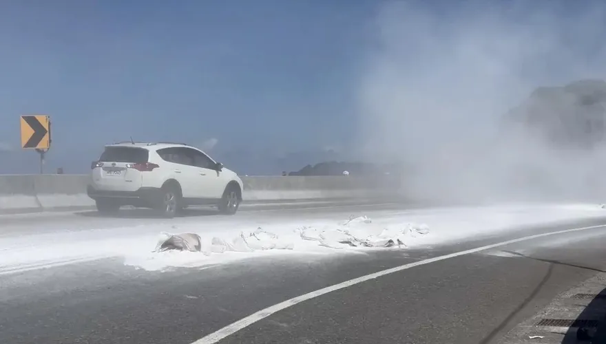 影/台2線貢寮段石粉灑落路面如下雪　警開罰送辦駕駛