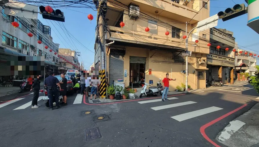 驚悚意外！台中9旬翁騎單車不明原因倒地　遭轎車輾卡車底不治