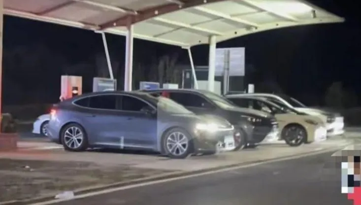 陸十一開電動車變「搶電大戰」！要拿「號碼牌」排隊至少3小時