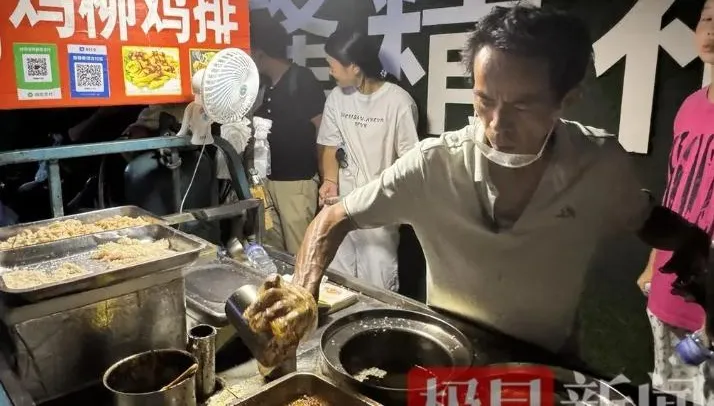陸「雞排哥」暴紅！邊賣邊喊「情緒價值」金句　長假湧人潮爭睹