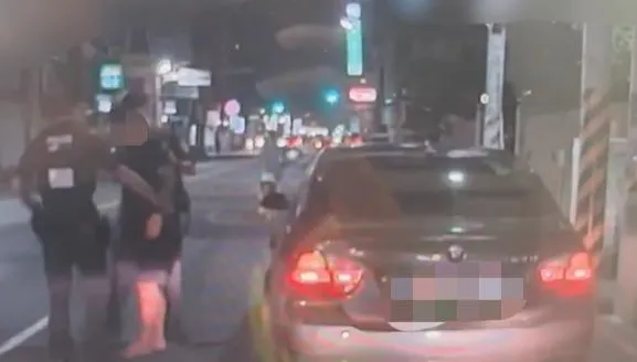 影/違停派出所旁等女友　台南警盤查抓到毒品通緝犯