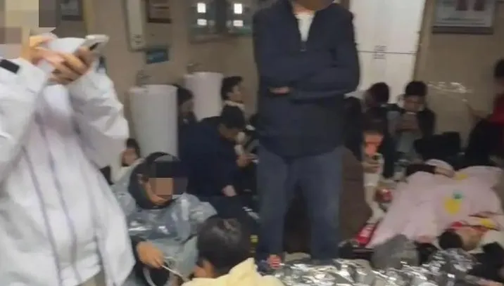 出遊還是自虐？陸泰山氣溫驟降0℃　遊客無奈「擠廁所」超狼狽