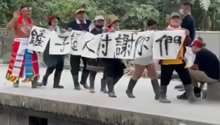 花蓮光復鏟子超人躍國際版面！英媒《衛報》直擊超暖過程