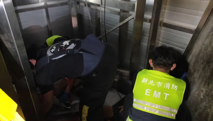 新北石碇工地貨梯突墜落　2工人受傷送醫